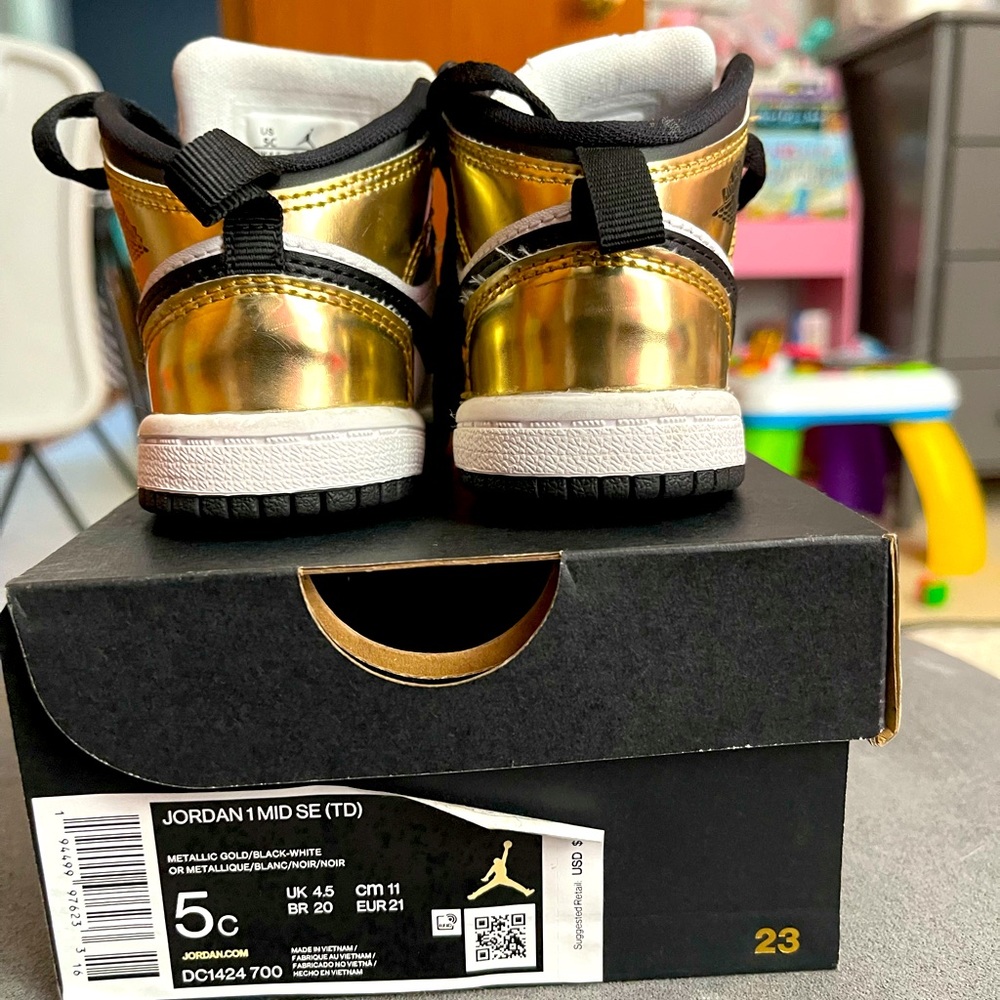 Jordan one mid toddler 5c